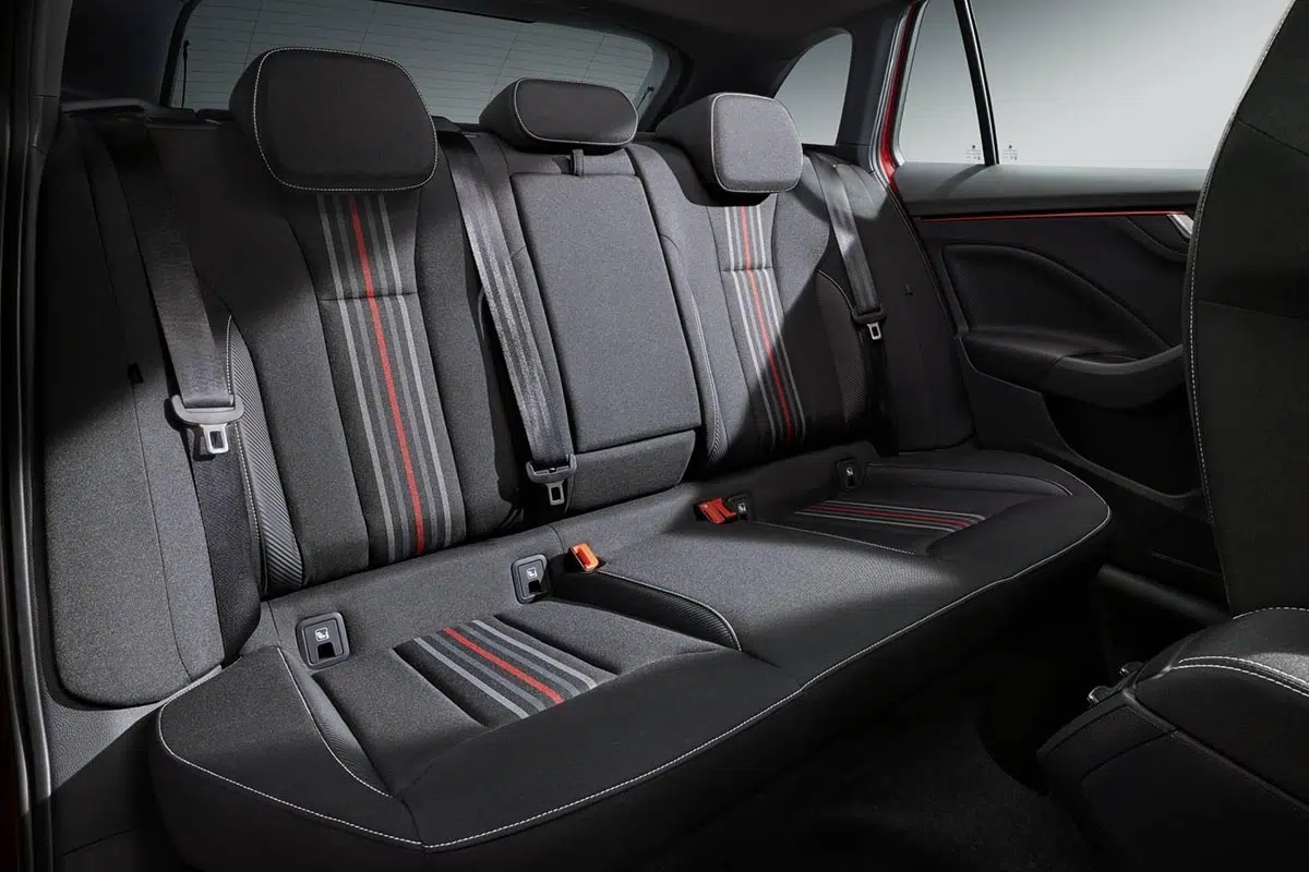 Asientos traseros Skoda Scala Monte Carlo 2025 con tapicería deportiva y cómoda espacio para las piernas