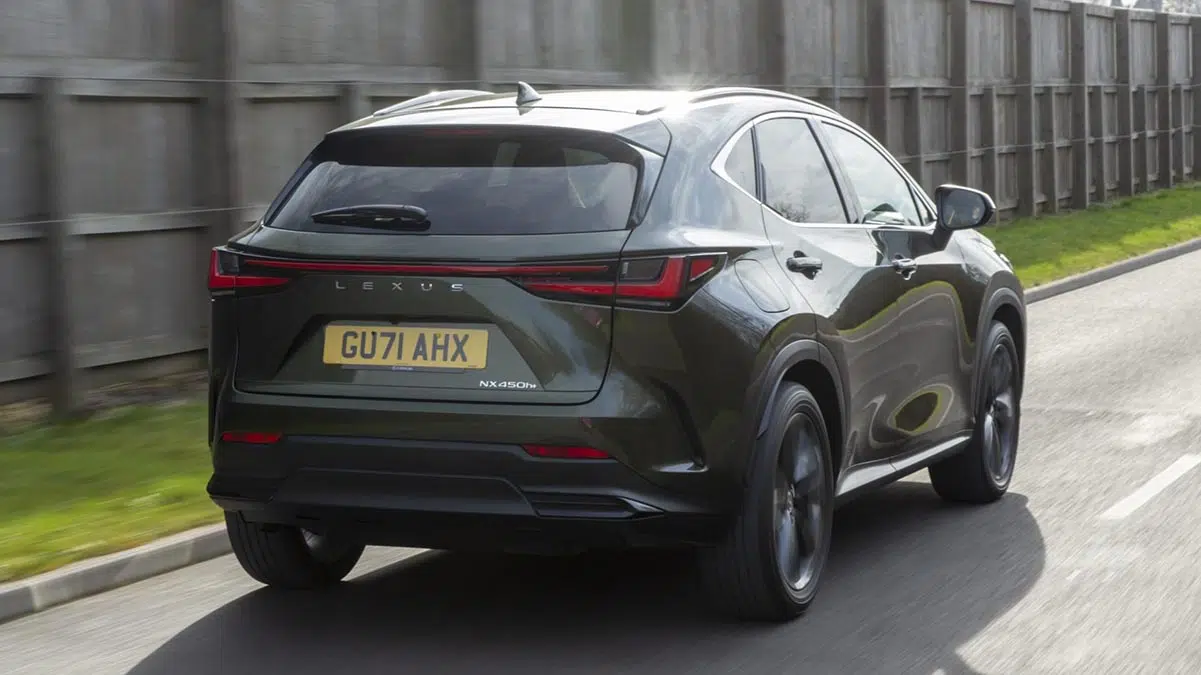 Maletero del Lexus NX 450h+ 2025 con 545 litros de volumen y piso plano
