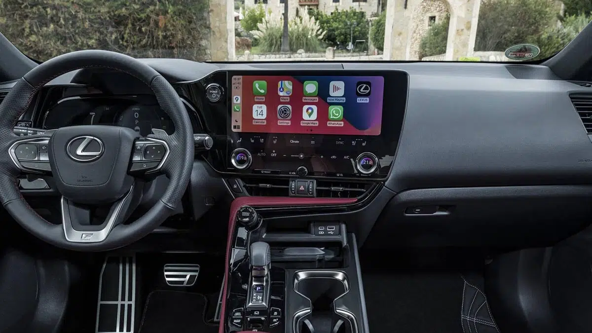 Interior del Lexus NX 450h+ 2025 con pantalla de 14 pulgadas, acabados premium y ergonomía Tazuna