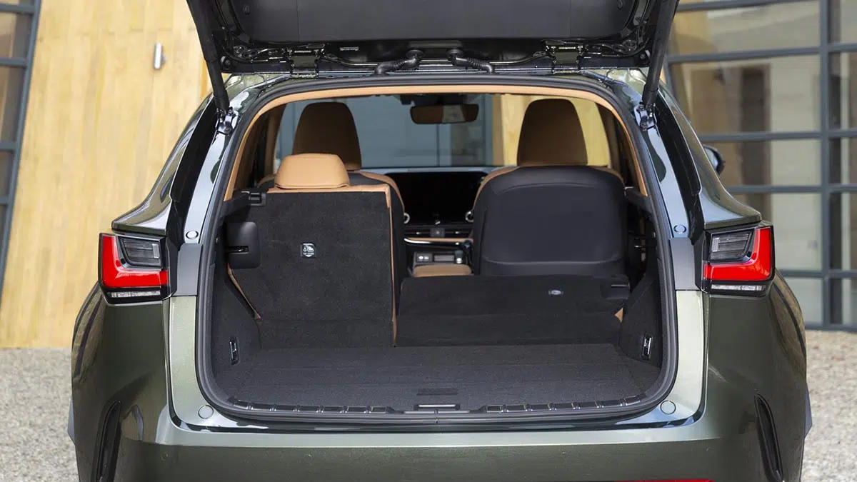 Maletero del Lexus NX 450h+ 2025 con 545 litros de volumen y piso plano