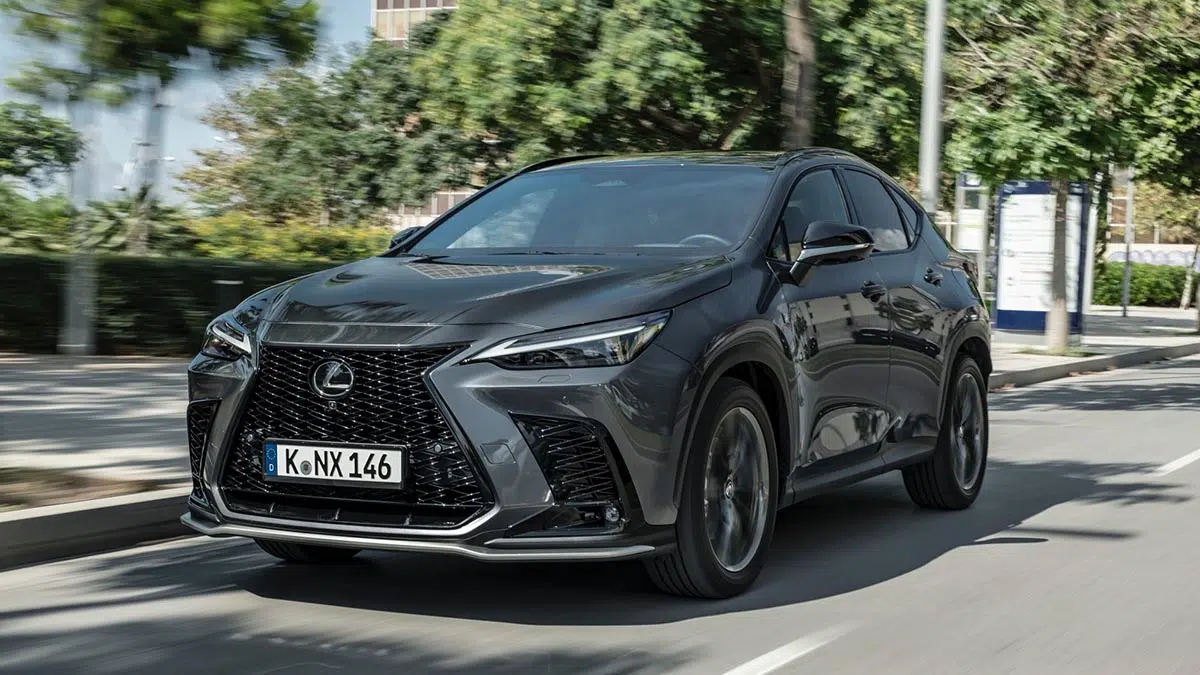 Frontal del Lexus NX 450h+ 2025 con parrilla trapezoidal y firma luminosa en L invertido