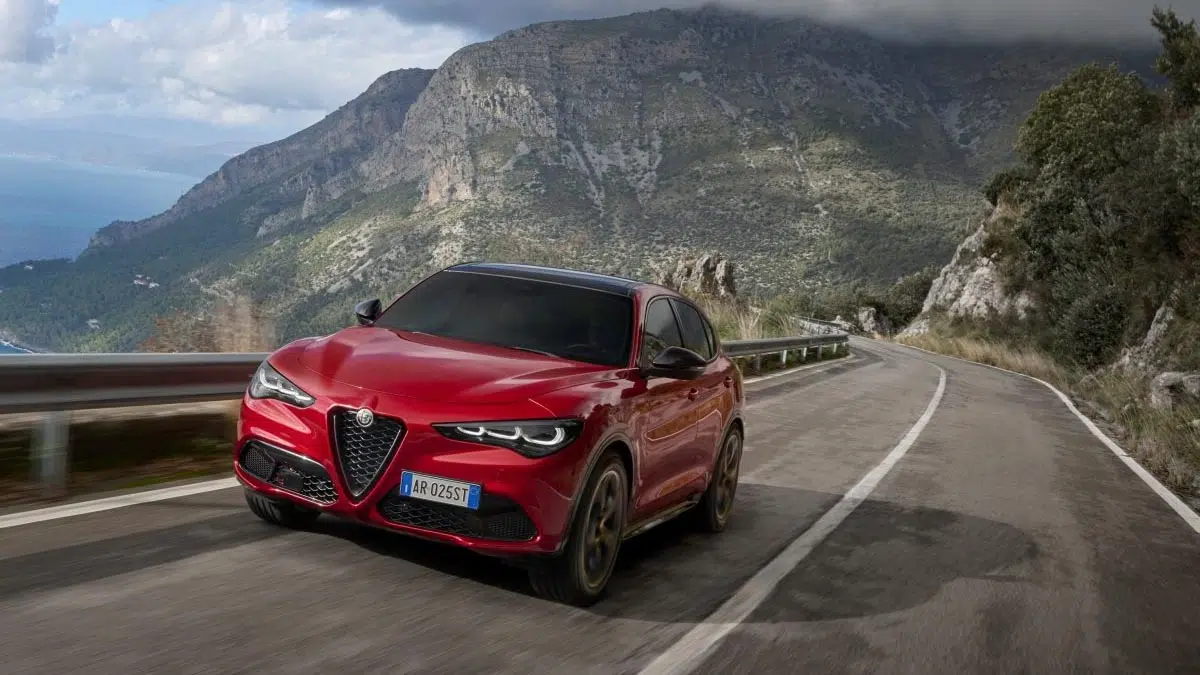 Perfil del Alfa Romeo Tonale 2025 en movimiento, enfatizando sus líneas elegantes y sus llantas deportivas
