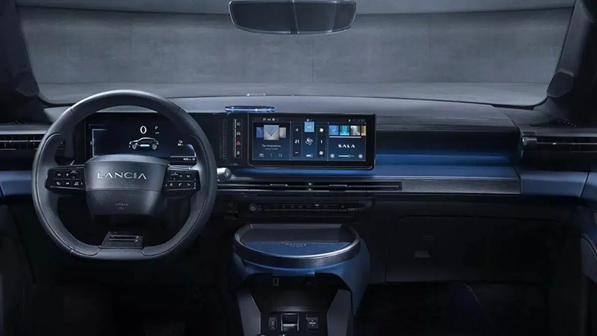 Intérieur de la Lancia Ypsilon 2025 avec écran tactile central et finitions soignées