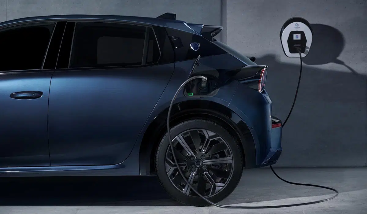 Lancia Ypsilon électrique 2025 en charge sur une borne publique, illustrant sa mobilité urbaine zéro émission