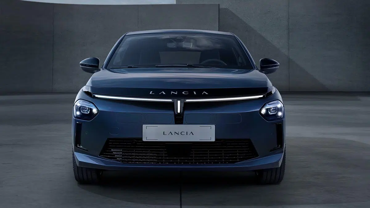 Lancia Ypsilon 2025 vue de face, avec signature lumineuse fine et calandre élégante