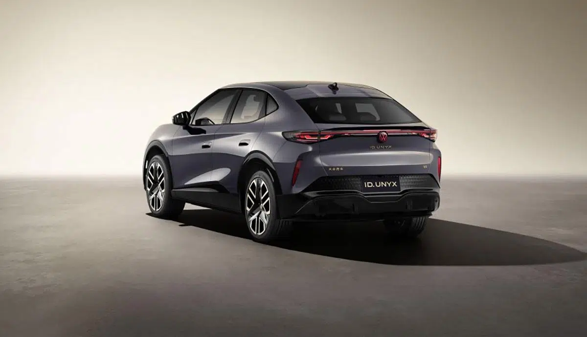 Vista trasera del Volkswagen ID.UNYX 2024, firma luminosa continua evocando el ID.EVO