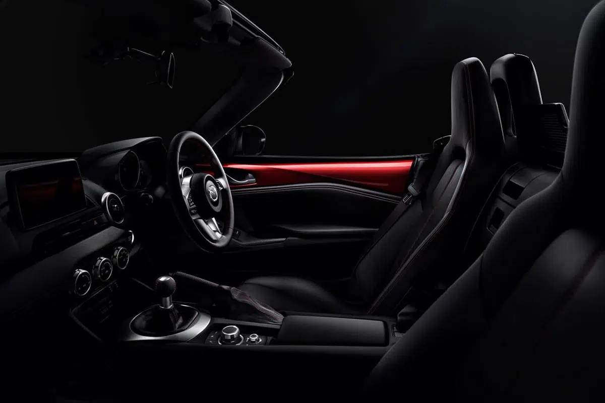 Interior del Mazda MX-5 ND 2025, interfaz centrada en el conductor y sensaciones puras