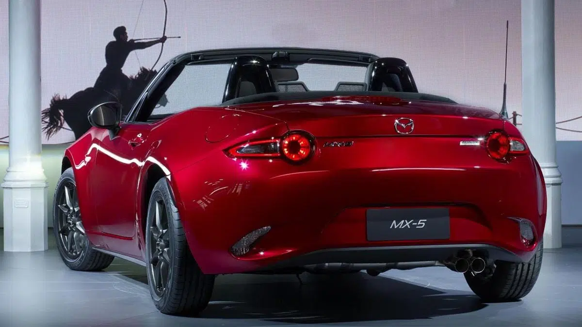 Vista trasera del Mazda MX-5 ND 2024, firma lumínica y postura amplia anticipada en el MX-5 NE