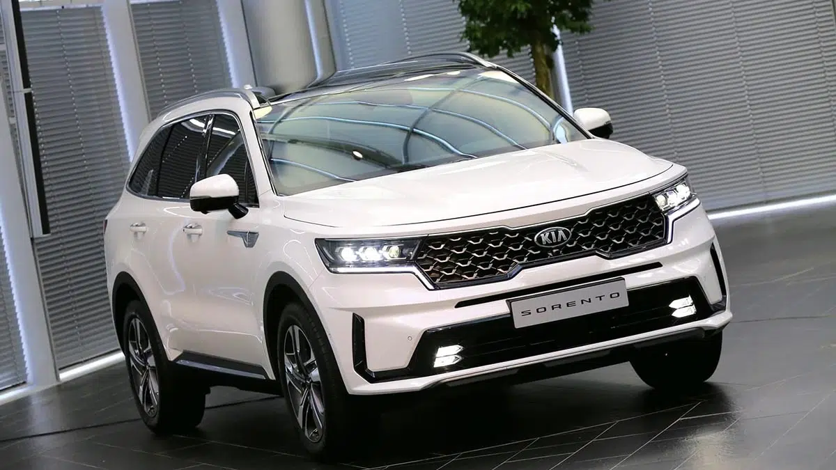 Vista frontal del Kia Sorento Híbrido Enchufable 2024, SUV de 7 plazas con diseño modernizado y audaz