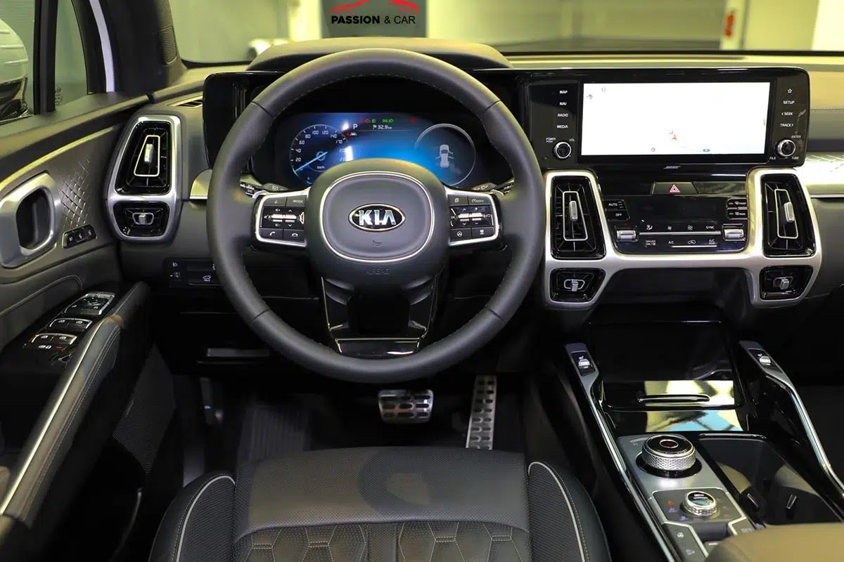 Cabina del Kia Sorento Híbrido Enchufable 2024 con doble pantalla panorámica y acabados de alta gama