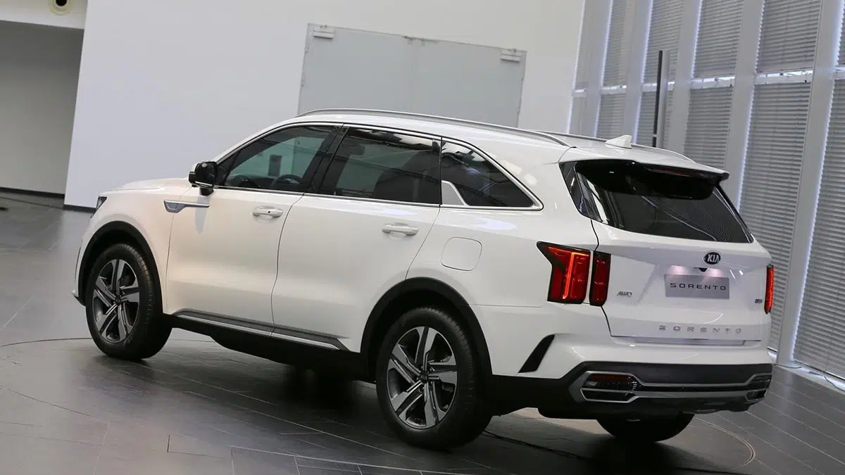Vista trasera del Kia Sorento PHEV 2024, con luces LED verticales y distintivo de híbrido enchufable