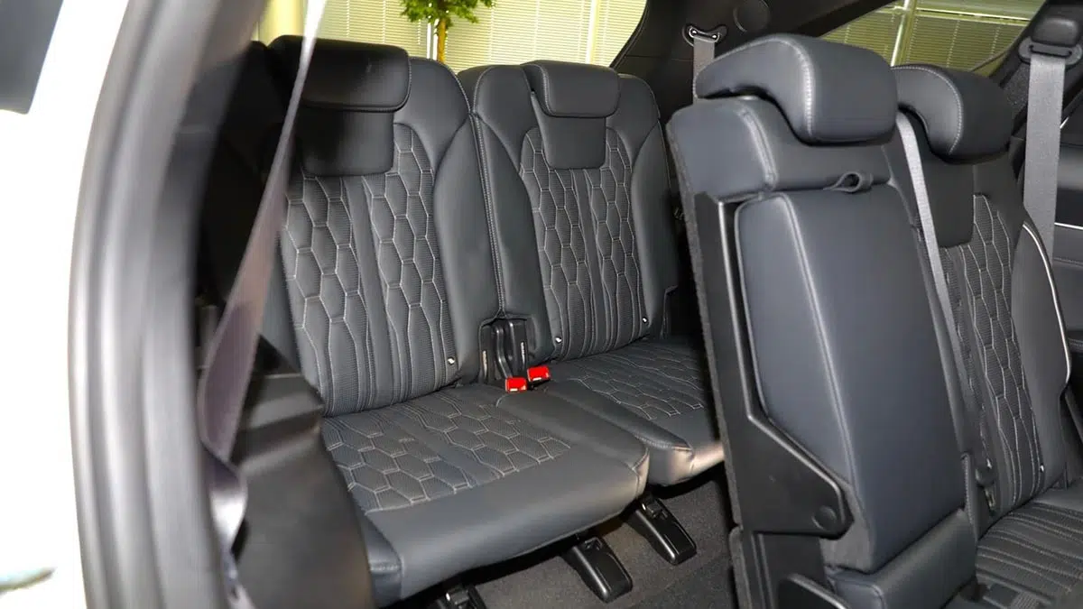 Asientos traseros del Kia Sorento Híbrido Enchufable 2024, espacio para 7 pasajeros y asientos cómodos
