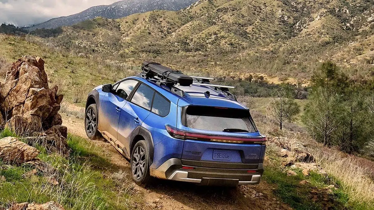 Vue arrière du Subaru Trailseeker électrique 2026, hayon vertical et feux LED larges