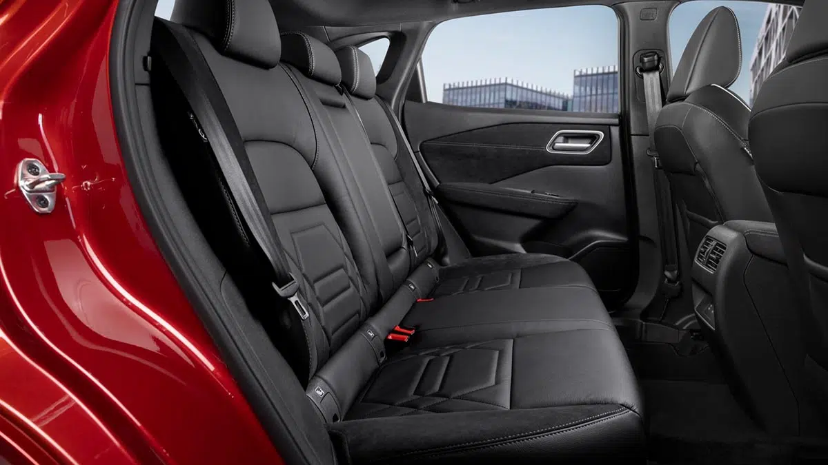 Asientos traseros del Nissan Qashqai e-Power 2024 con amplio espacio y asientos cómodos