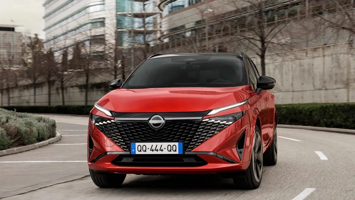 Frente del Nissan Qashqai e-Power 2024 con parrilla en forma de V y destacada firma lumínica LED