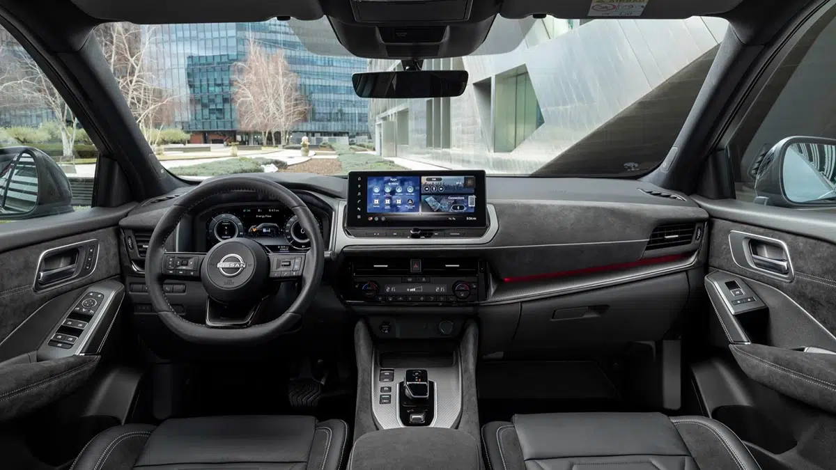 Cabina del Nissan Qashqai e-Power 2024 con pantalla central de 12,3 pulgadas y acabados de alta gama