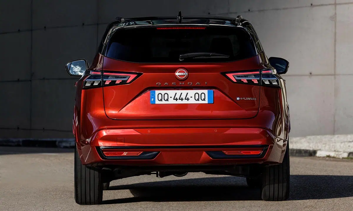 Parte trasera del Nissan Qashqai e-Power 2024 con luces LED estilizadas y portón trasero esculpido