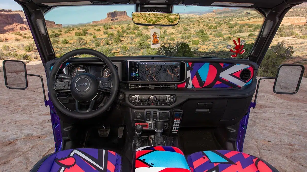 Interior del Jeep Rewind Concept 2025 con diseño old-school, volante clásico y elementos vintage