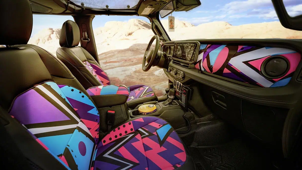 Vista lateral interior del Jeep Rewind Concept 2025 mostrando el panel de control y los asientos vintage
