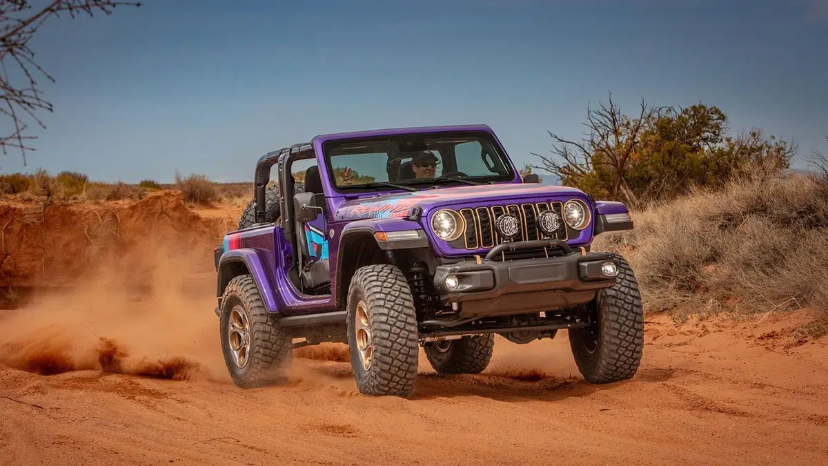 Frente del Jeep Rewind Concept 2025 con parrilla de siete ranuras, ópticas redondas LED y parachoques de estilo clásico