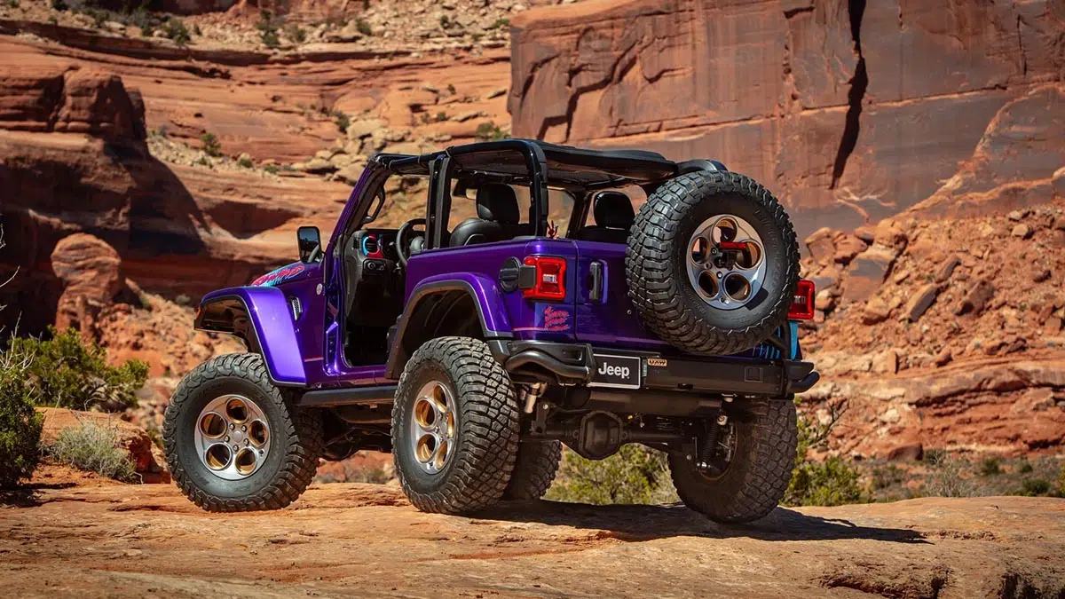 Parte trasera del Jeep Rewind Concept 2025 con gráficos vintage y rueda de repuesto visible