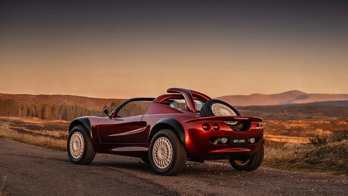 Parte trasera del Lotus Elise Project Safari con escape central y protecciones reforzadas