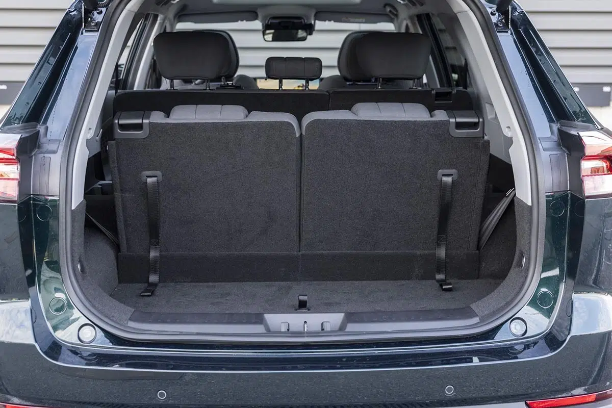 Maletero del Ebro S800 PHEV 2025 con configuración modulable en 5 o 7 plazas