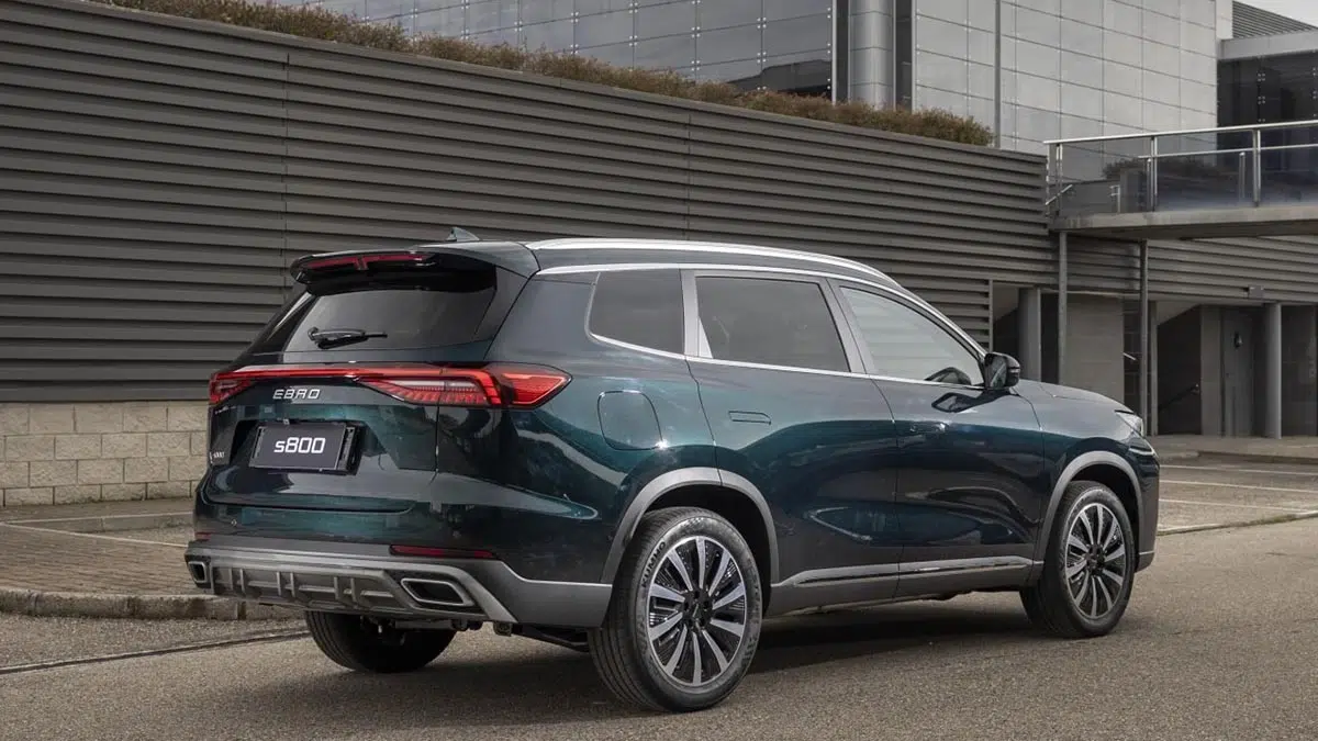 Vista trasera del SUV híbrido enchufable Ebro S800 PHEV con luces LED y diseño robusto