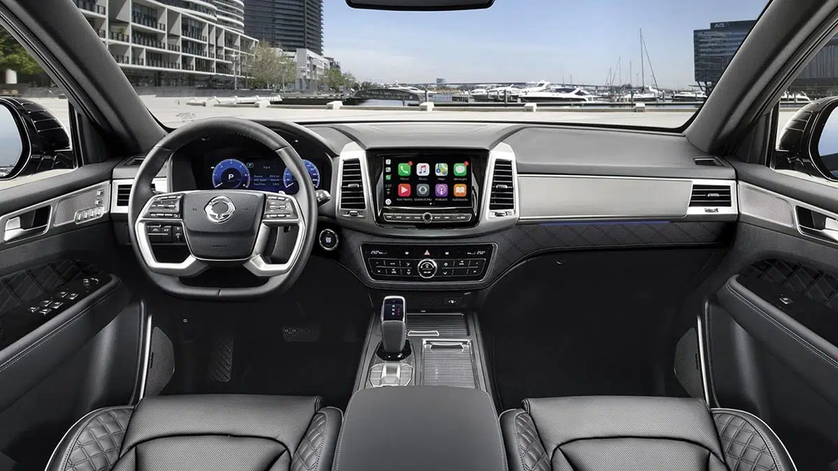 Tablero del KGM Rexton 2025 con pantalla central de 12,3 pulgadas e instrumentación digital