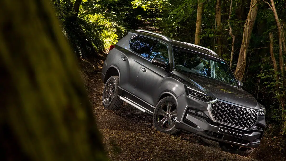 Frontal del KGM Rexton 2025 con parrilla imponente y faros LED modernizados