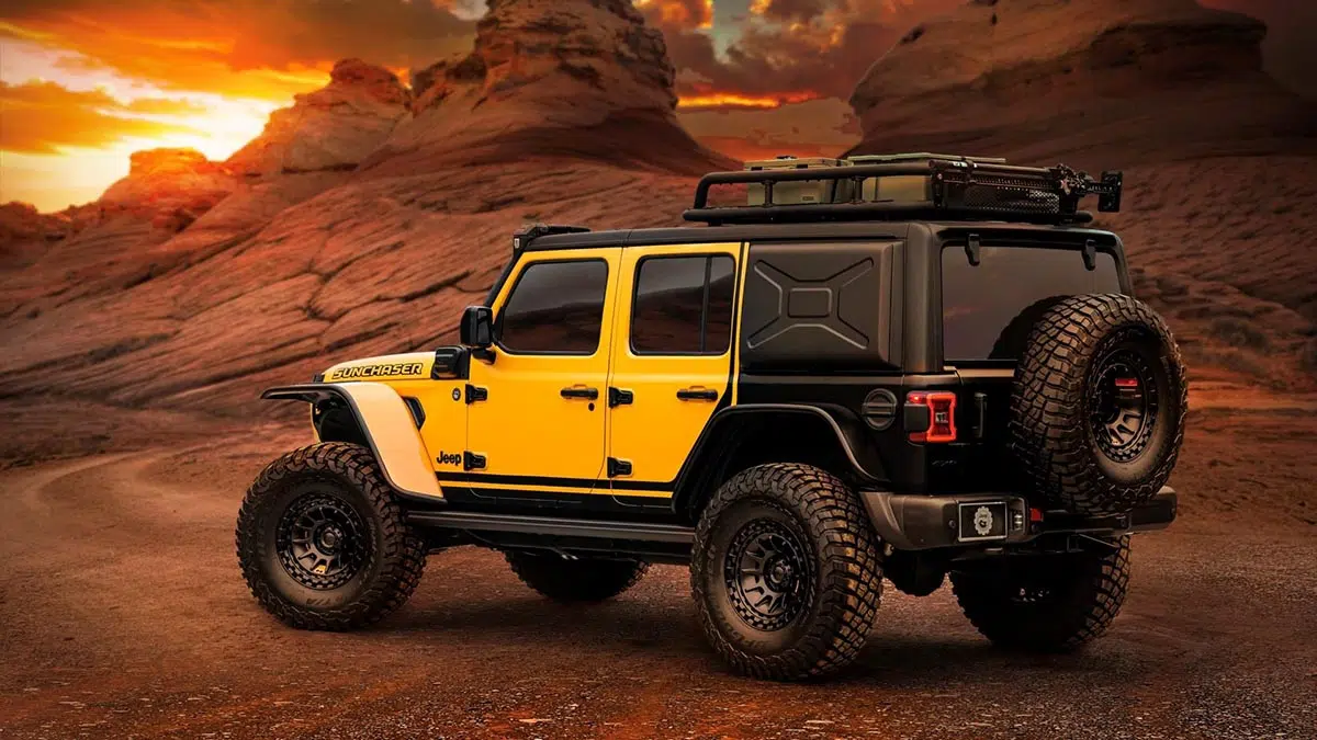 Arrière du Wrangler Sunchaser avec porte-roue de secours et coffre modifié pour l’expédition