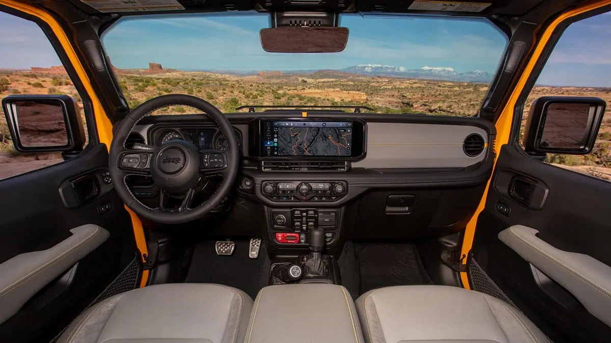 Intérieur du Jeep Wrangler Sunchaser Concept avec volant multifonction et finitions noires