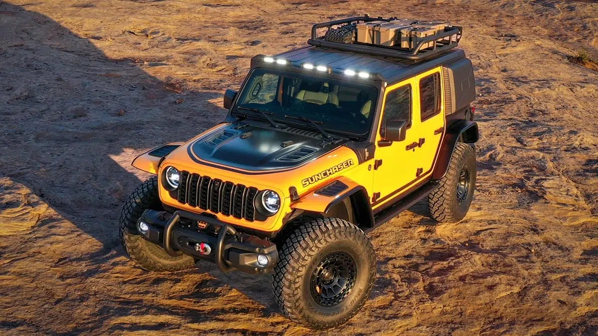 Avant du Jeep Wrangler Sunchaser avec treuil, pare-chocs court et projecteurs Mopar pivotants