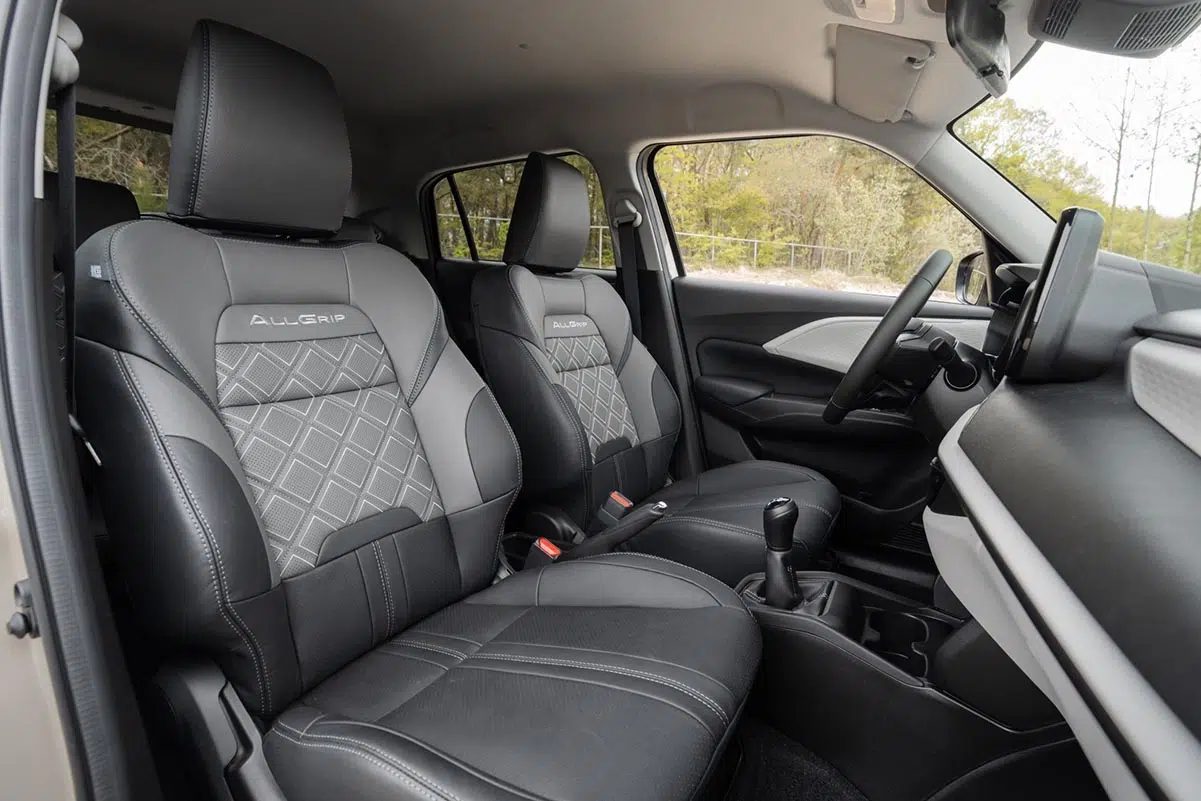 Intérieur de la Swift AllGrip FX avec écran central, volant multifonction et sièges chauffants