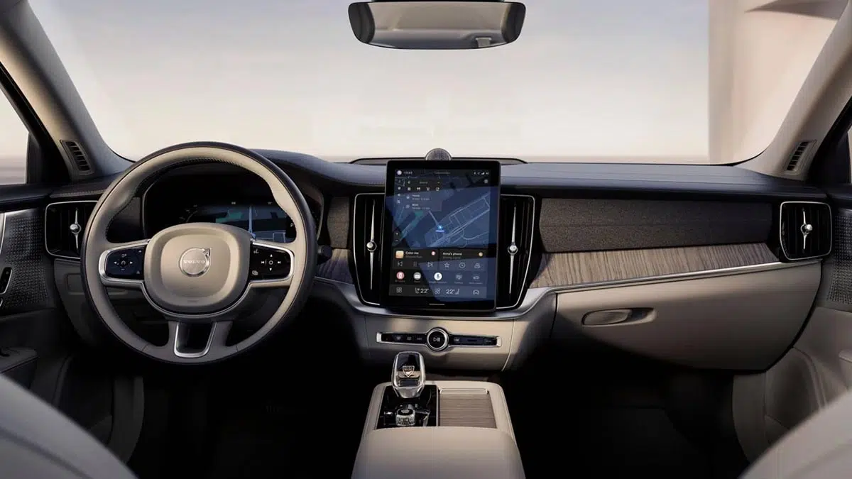 Interior del Volvo S90 T8 Recharge 2025 con tablero digital y sistema Android Automotive