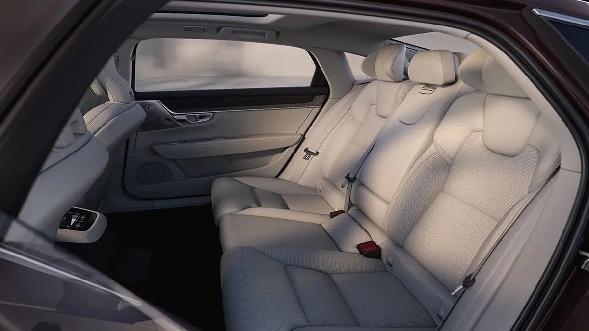 Asientos traseros de la Volvo S90 híbrida 2025 con asientos cómodos y espacio para las piernas