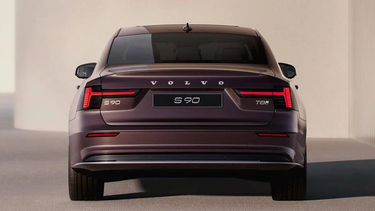 Parte trasera del Volvo S90 híbrido enchufable 2025 con luces LED y emblemas T8 Recharge