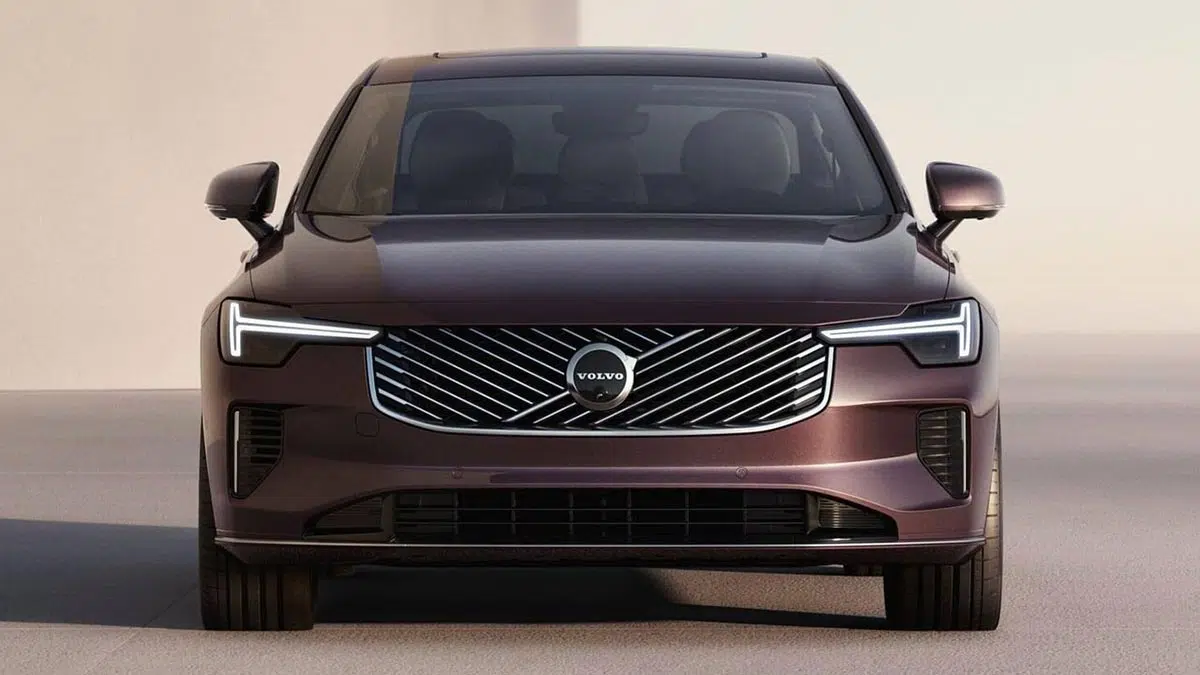 Frente del Volvo S90 T8 Recharge 2025 con nueva parrilla y firma LED modernizada