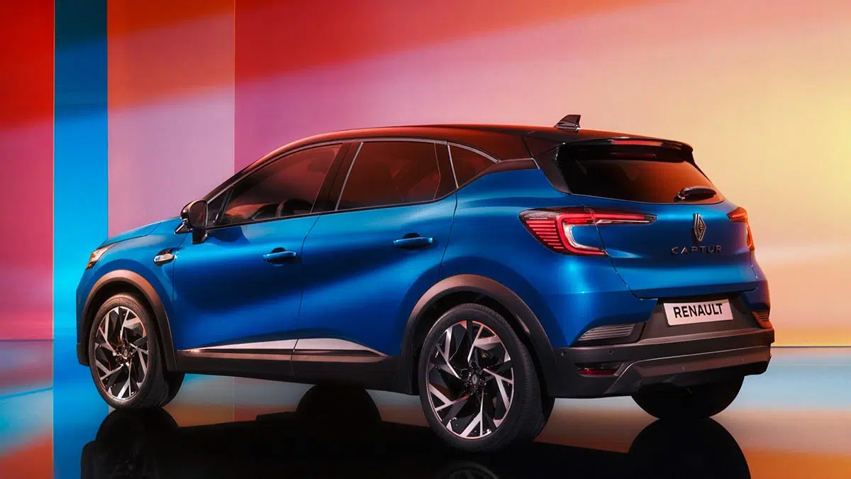 Arrière du Renault Captur E-Tech 2025 avec feux LED en C et badge E-Tech distinctif