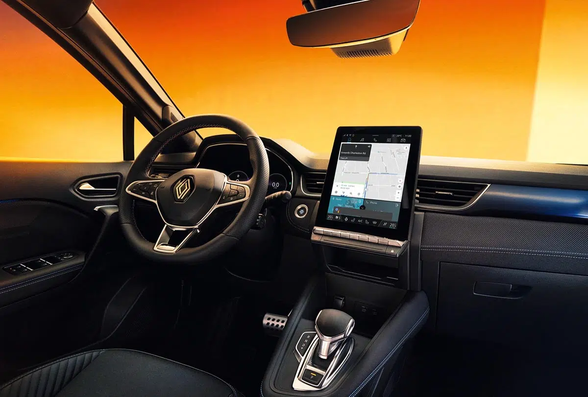Poste de conduite du Renault Captur E-Tech 2025 avec écran vertical 10,4 pouces et cockpit digital