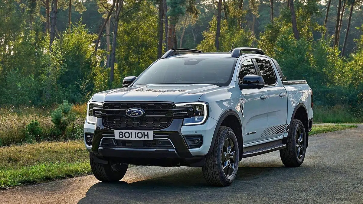 Parte frontal del Ford Ranger PHEV 2024 con parrilla imponente y faros LED de firma