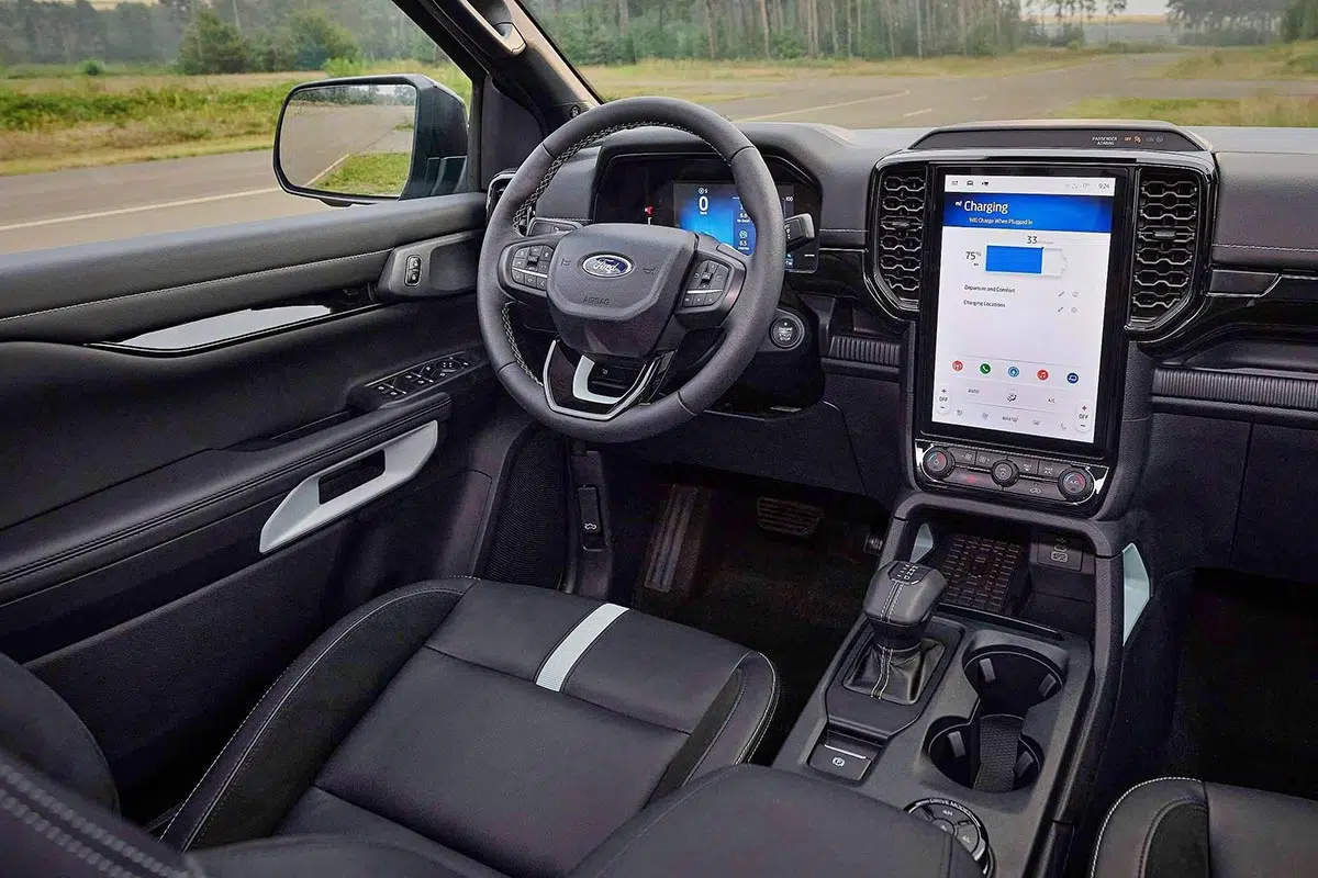Tablero del Ford Ranger PHEV 2024 con pantalla táctil SYNC 4 y cockpit digital