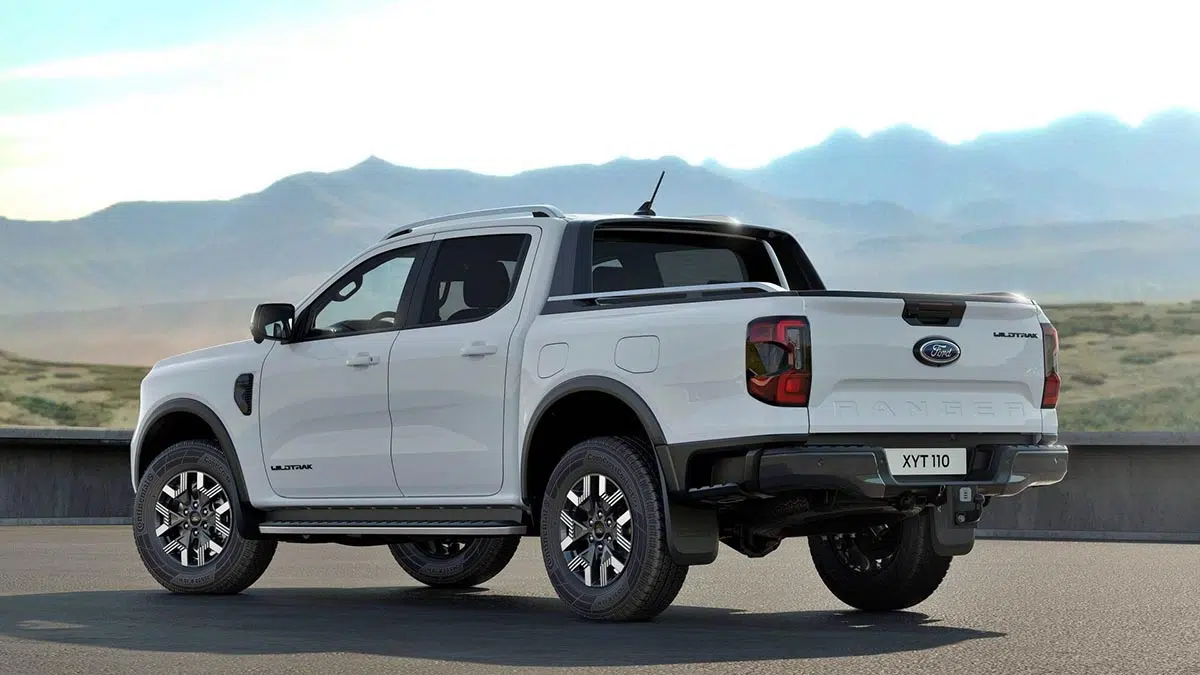 Parte trasera del Ford Ranger híbrido enchufable 2024 con caja y logotipos PHEV