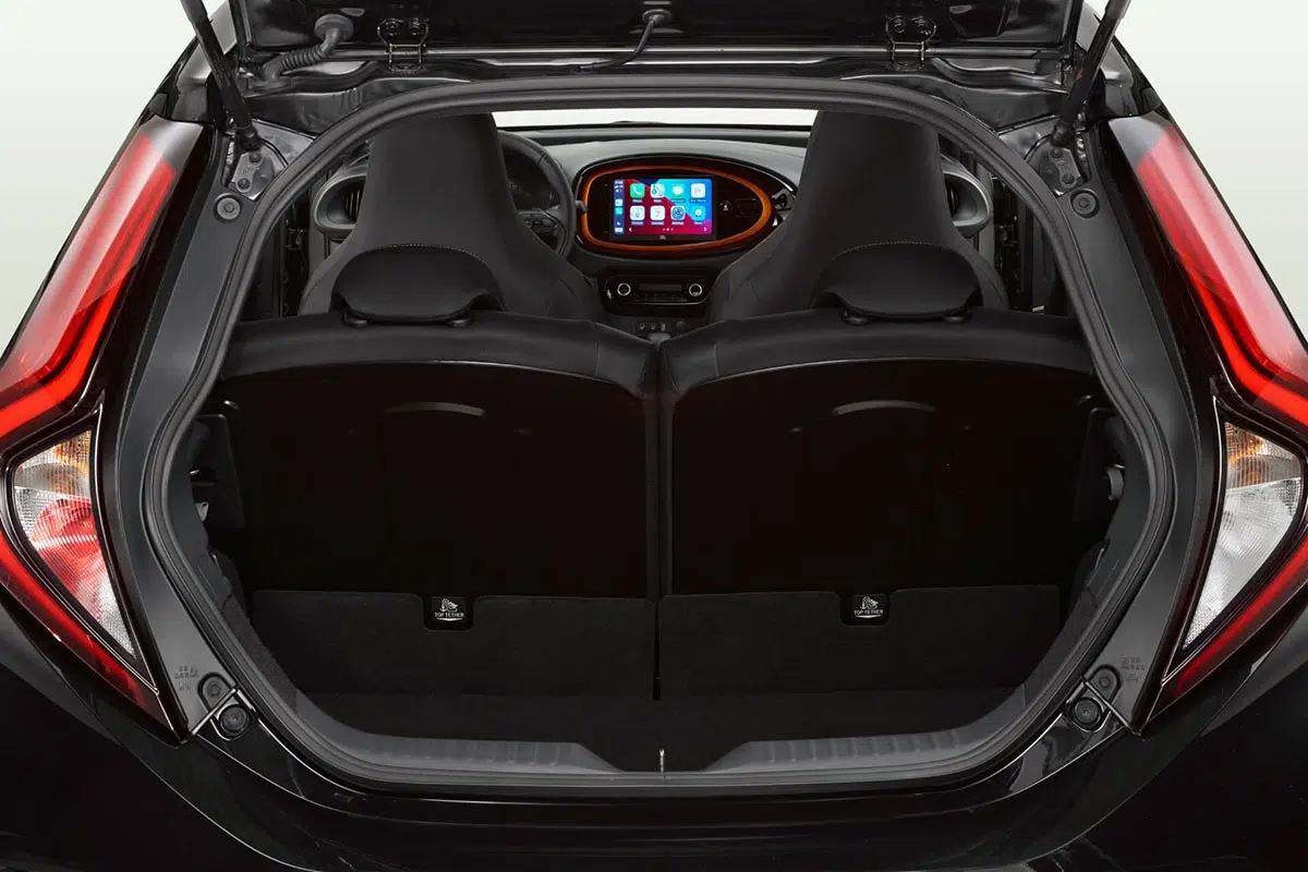 Maletero de la Toyota Aygo X Cross 2025 con umbral bajo y volumen optimizado para uso urbano