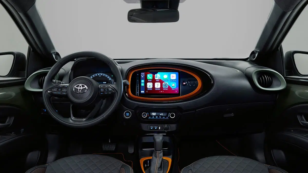 Toyota Aygo X Cross 2025 con pantalla táctil central e instrumentación digital