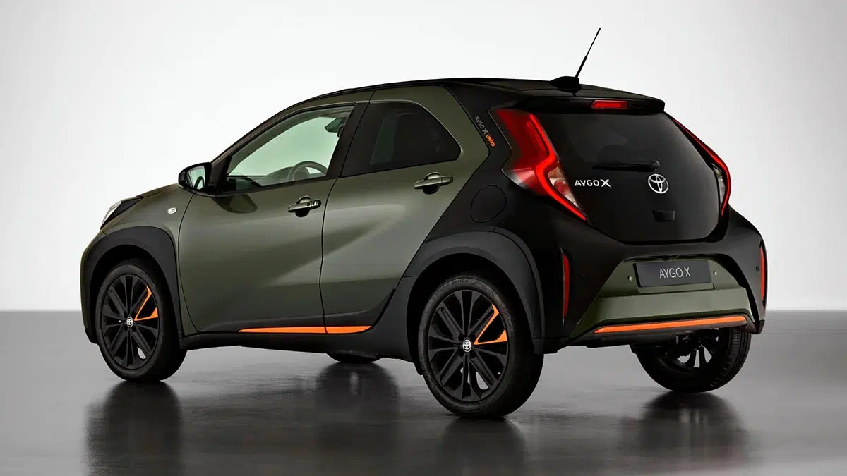 Parte trasera del Toyota Aygo X Cross 2025 con luces verticales y maletero contrastante en negro