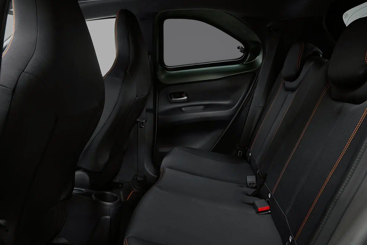 Asientos traseros de Toyota Aygo X Cross 2025 con tapicería de tela y espacio optimizado