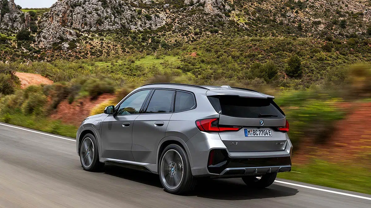 Parte trasera del BMW X1 xDrive30e 2025 con luces LED en forma de L y distintivo xDrive30e