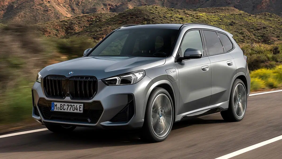 Frente del BMW X1 xDrive30e 2025 con parrilla de riñón ampliada y faros LED