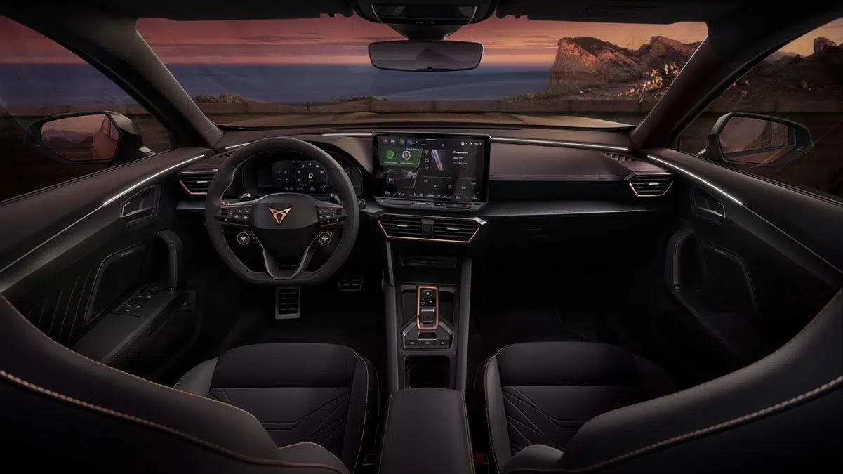 Interior del Cupra Formentor e-Hybrid 2025 con pantalla táctil central y volante deportivo multifunción